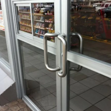 Jaladera interior y exterior para puerta principal Tipo Oxxo 1 1/4" HERRALUM 2246035SA