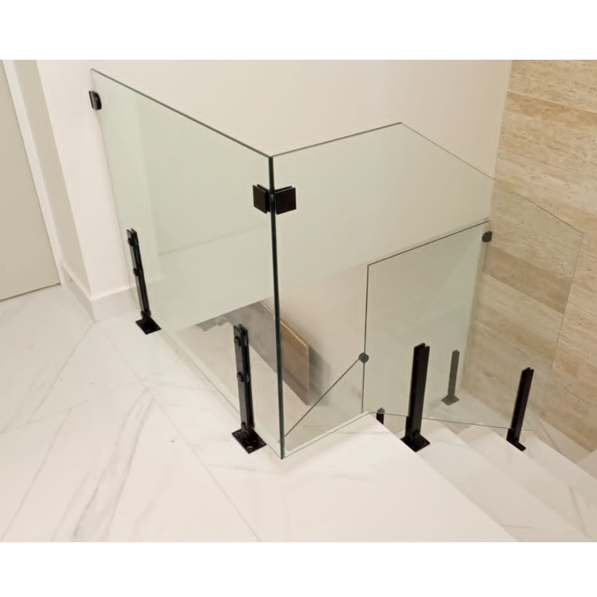 Poste de Placa Sólida Negro Para Barandal De Cristal
