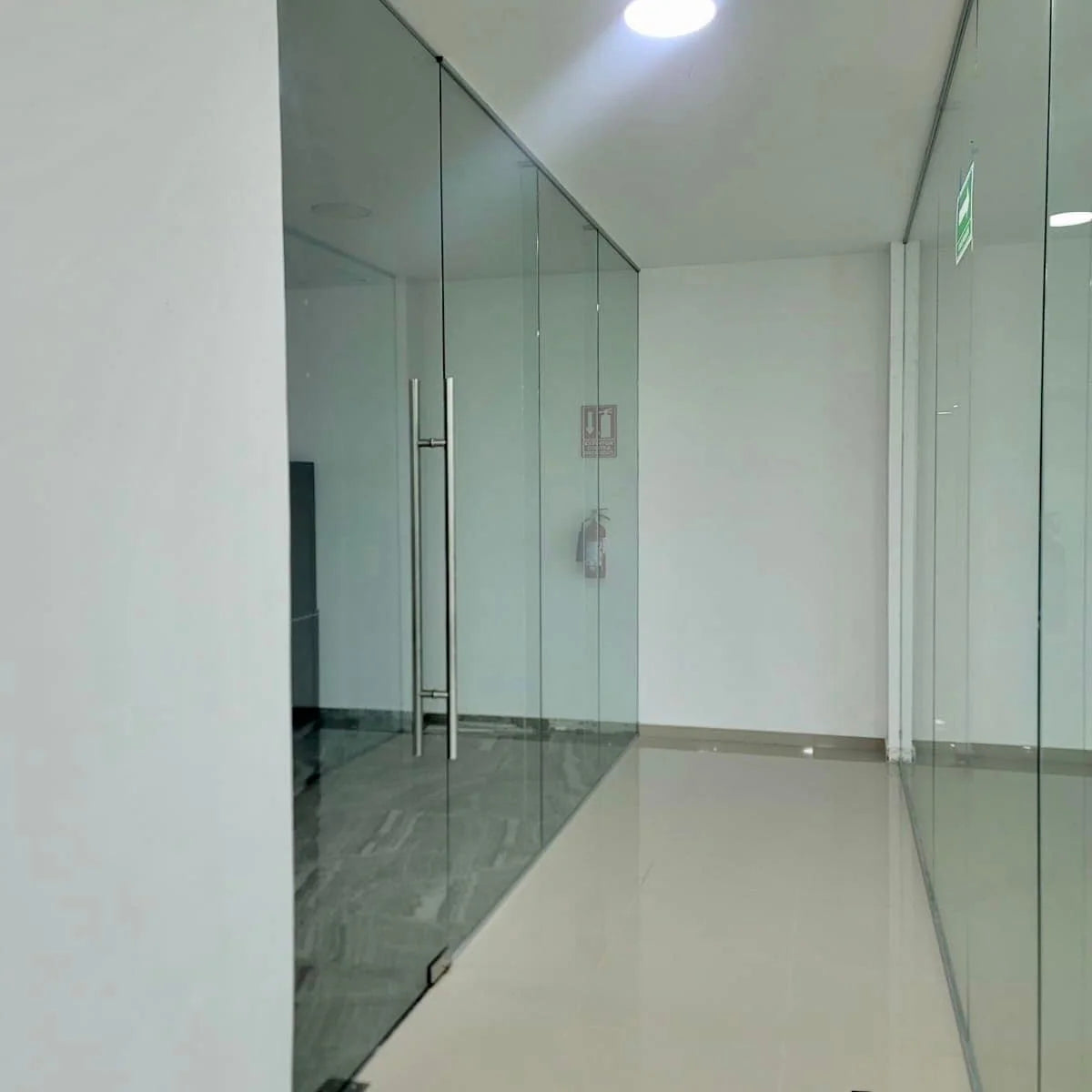 Kit Herralum para Puerta de Cristal, Incluye Kit Bisagra Hidráulica 1012 + Jaladera H 100 cm