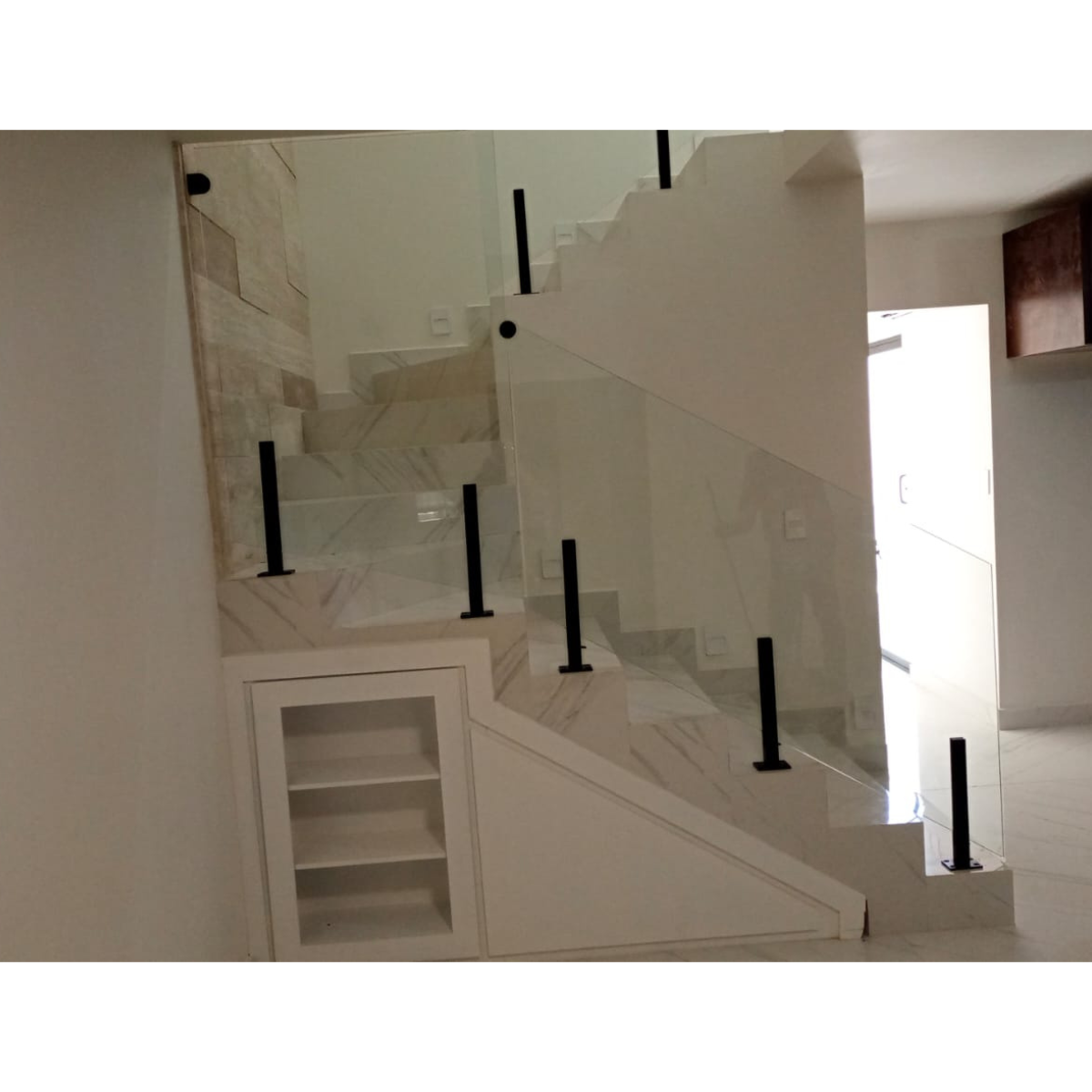 Poste de Placa Sólida Negro Para Barandal De Cristal