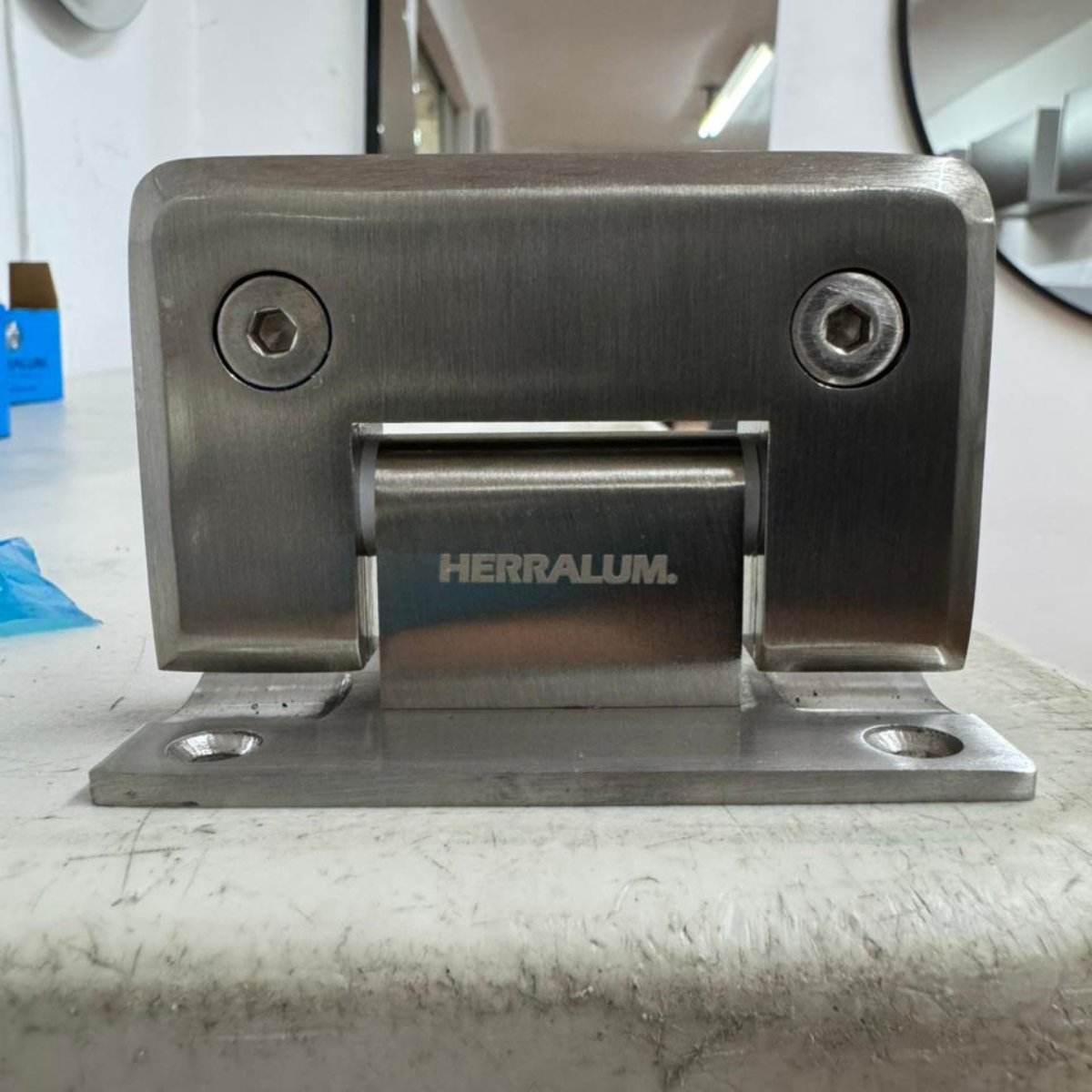 Bisagra Muro a VIdrio 180° Para Puertas de Cristal Templado Herralum