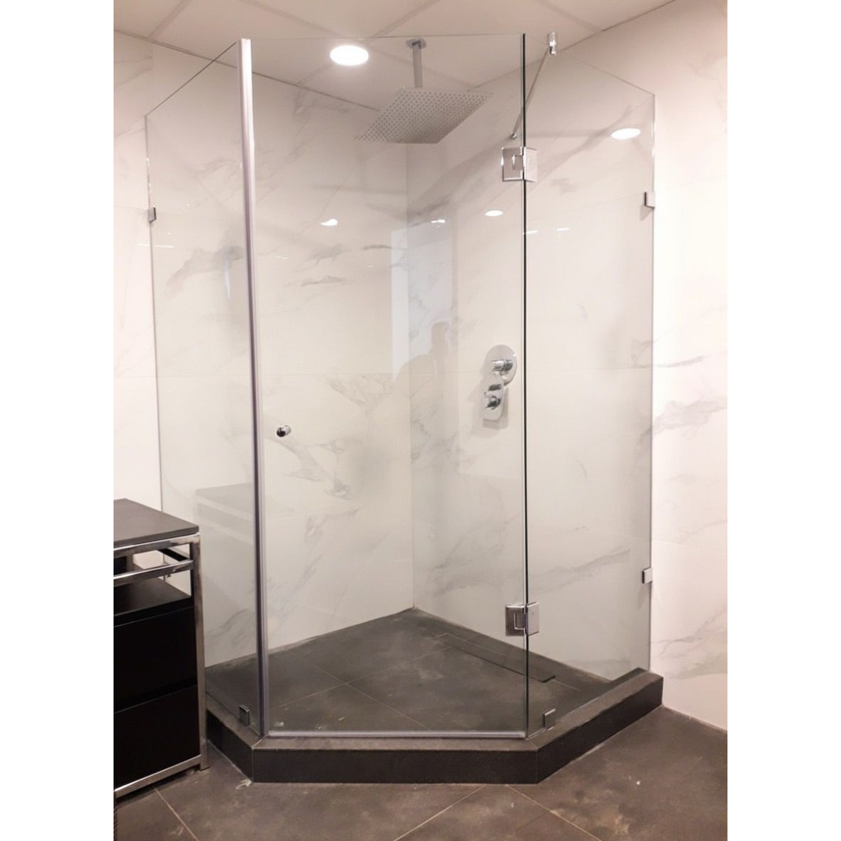 Bisagra Vidrio a Vidrio Para Angulo de 135º Para Puertas en Interior de Cristal Templado Herralum