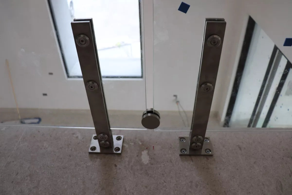Poste de Placa Sólida Para Barandal De Cristal