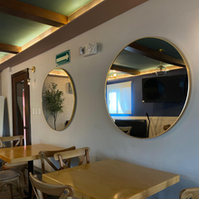 Espejo redondo con marco de aluminio en color oro herrashop