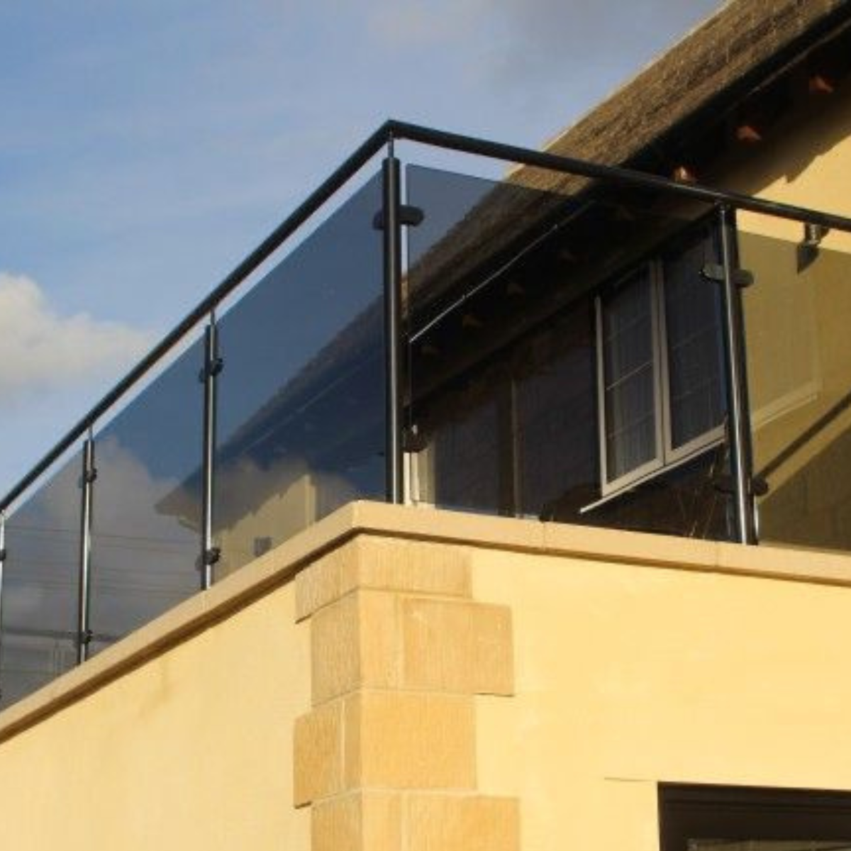 Poste Escuadra Prefabricado Para Barandales de Cristal Templado con Pasamanos Herralum