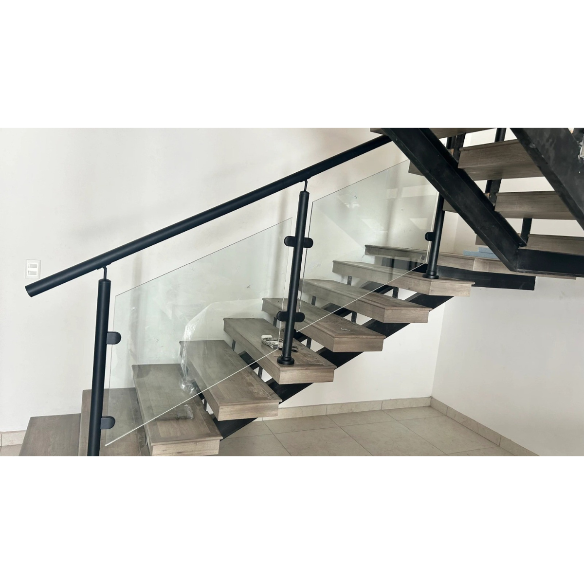 Poste Final Prefabricado Para Barandales de Cristal Templado con Pasamanos Herralum