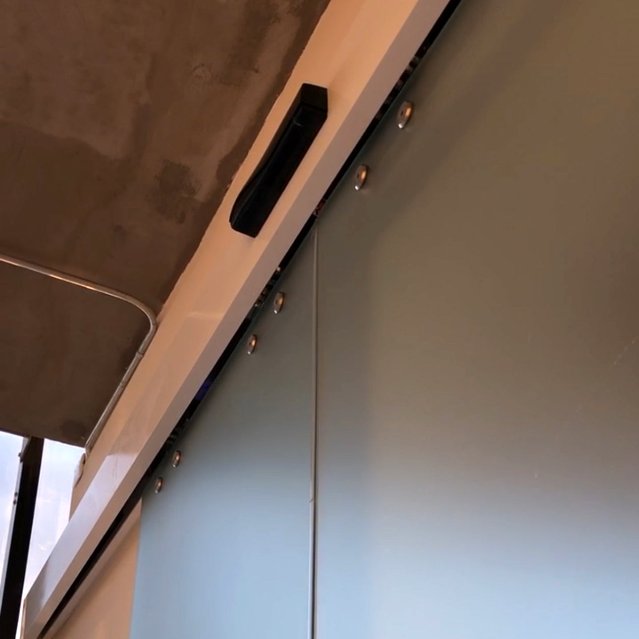 Sistema Automático para Puertas de Cristal Templado – Ryobi (Contáctanos para más Información)