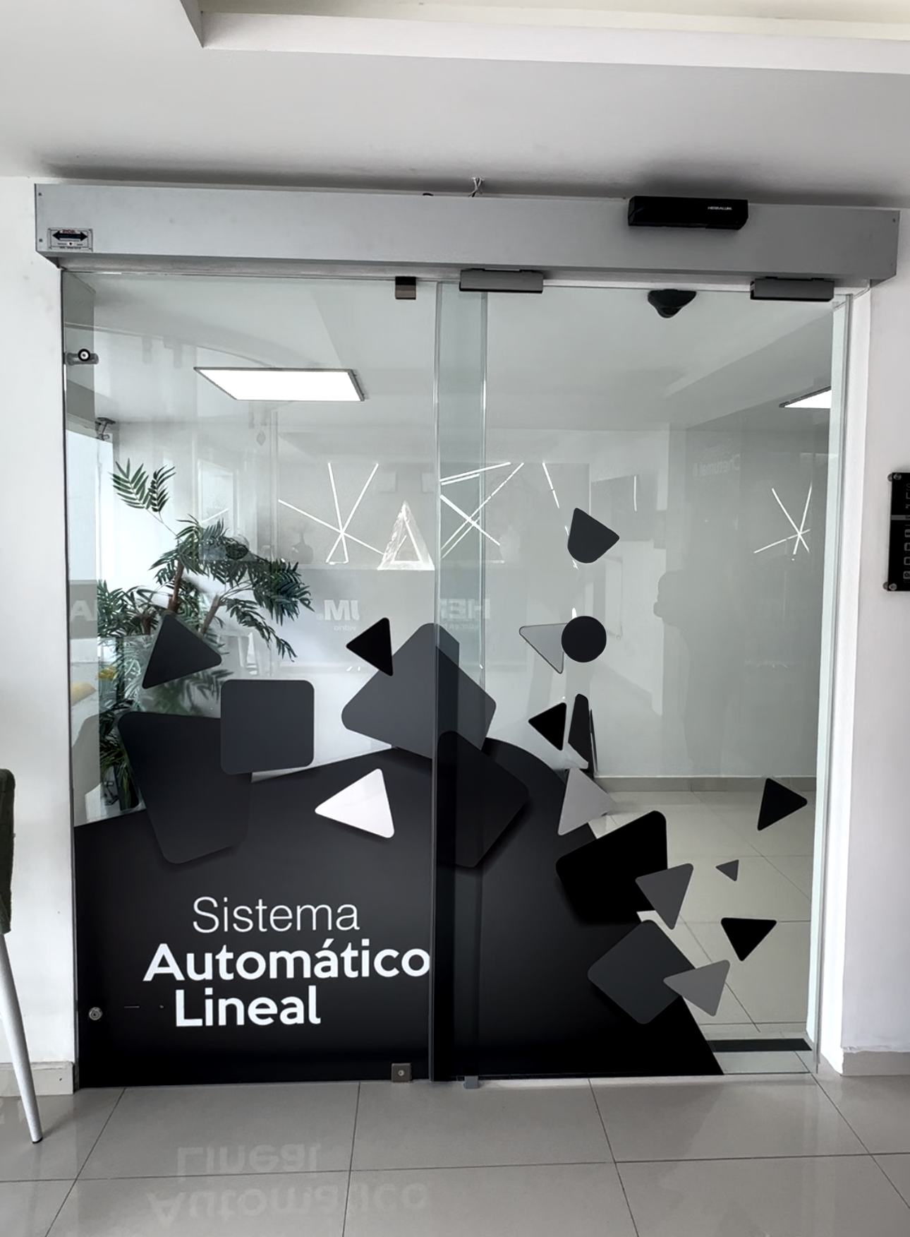 Sistema Automático para Puertas de Cristal Templado – Ryobi (Contáctanos para más Información)