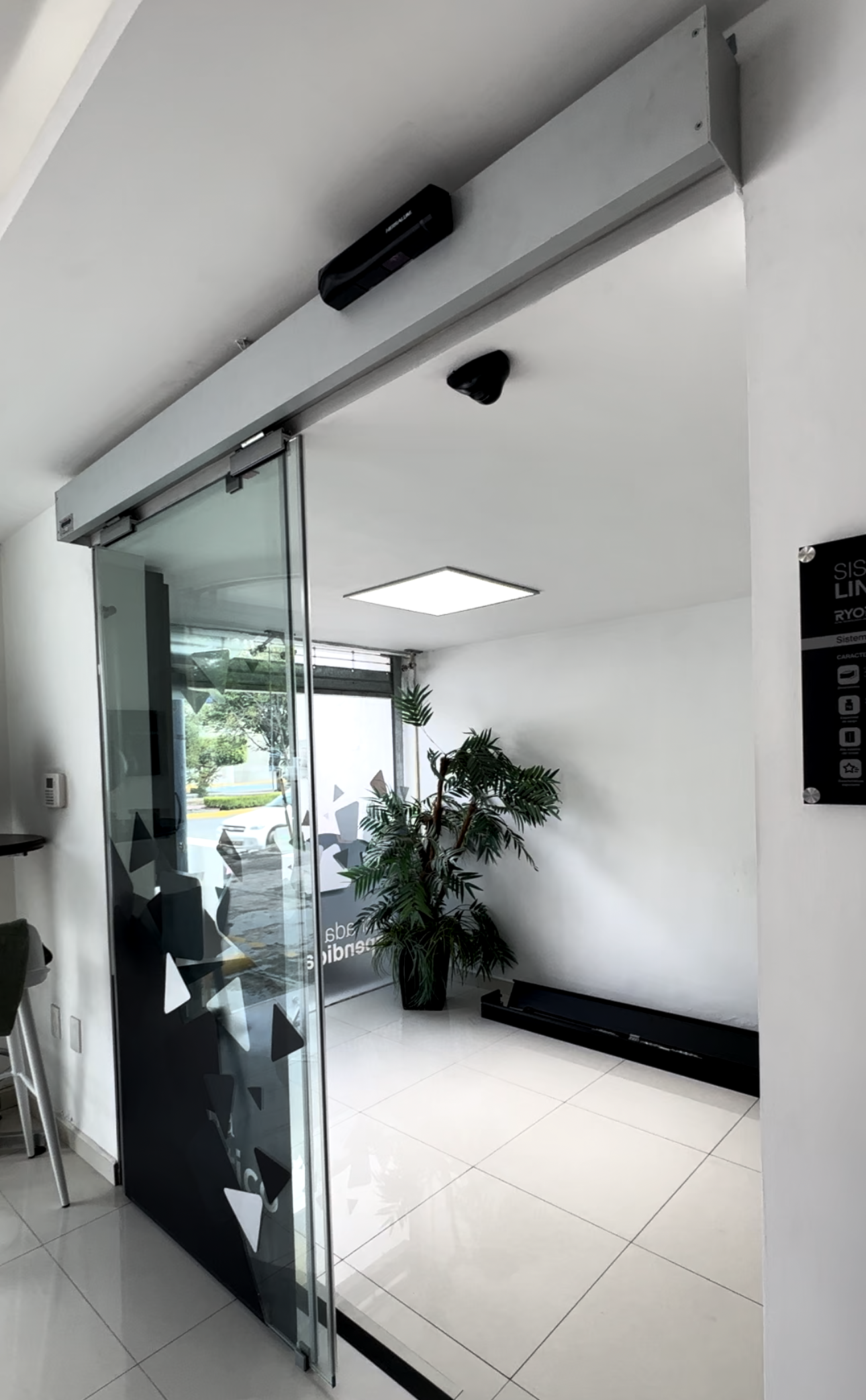 Sistema Automático para Puertas de Cristal Templado – Ryobi (Contáctanos para más Información)