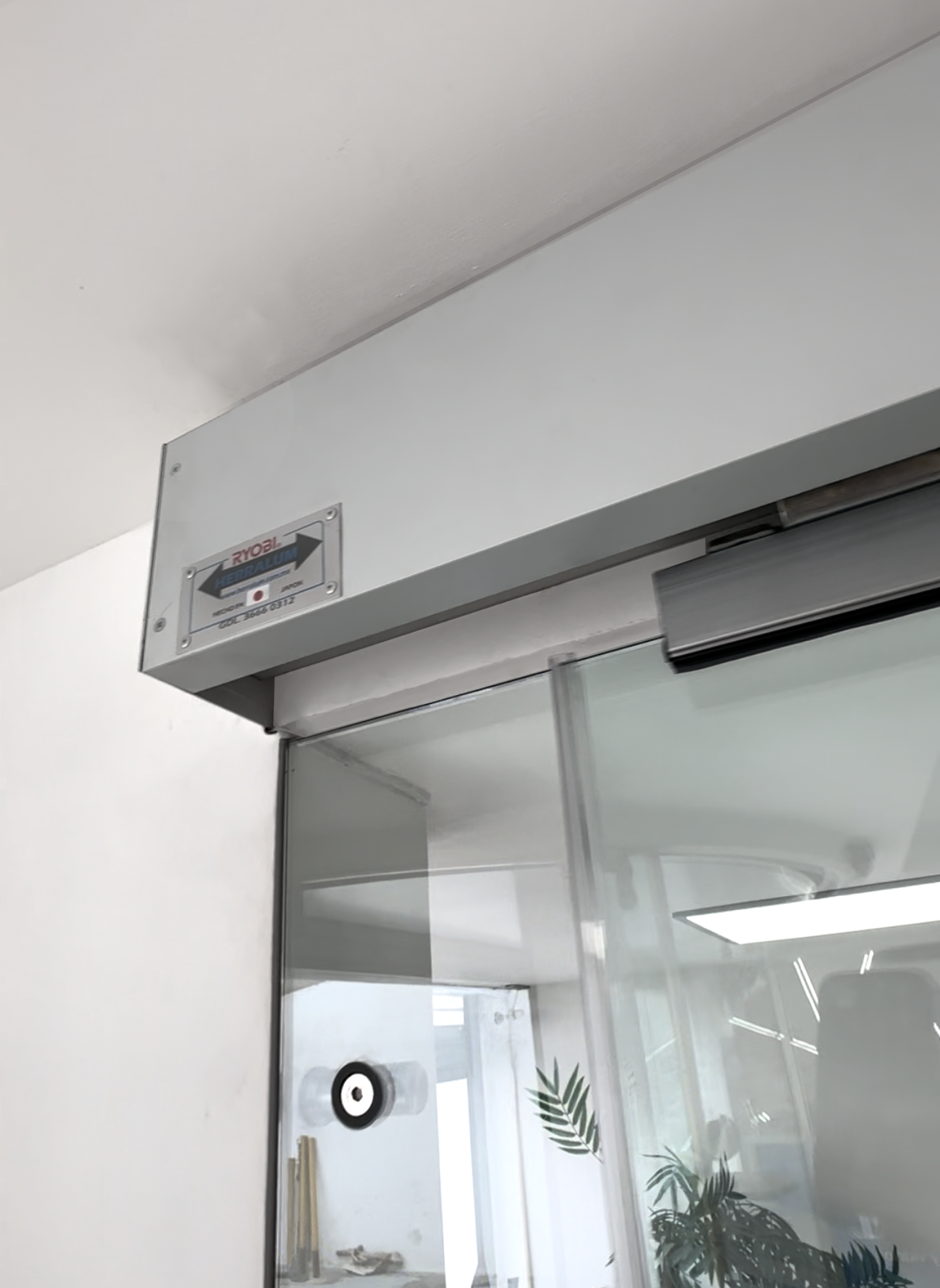 Sistema Automático para Puertas de Cristal Templado – Ryobi (Contáctanos para más Información)