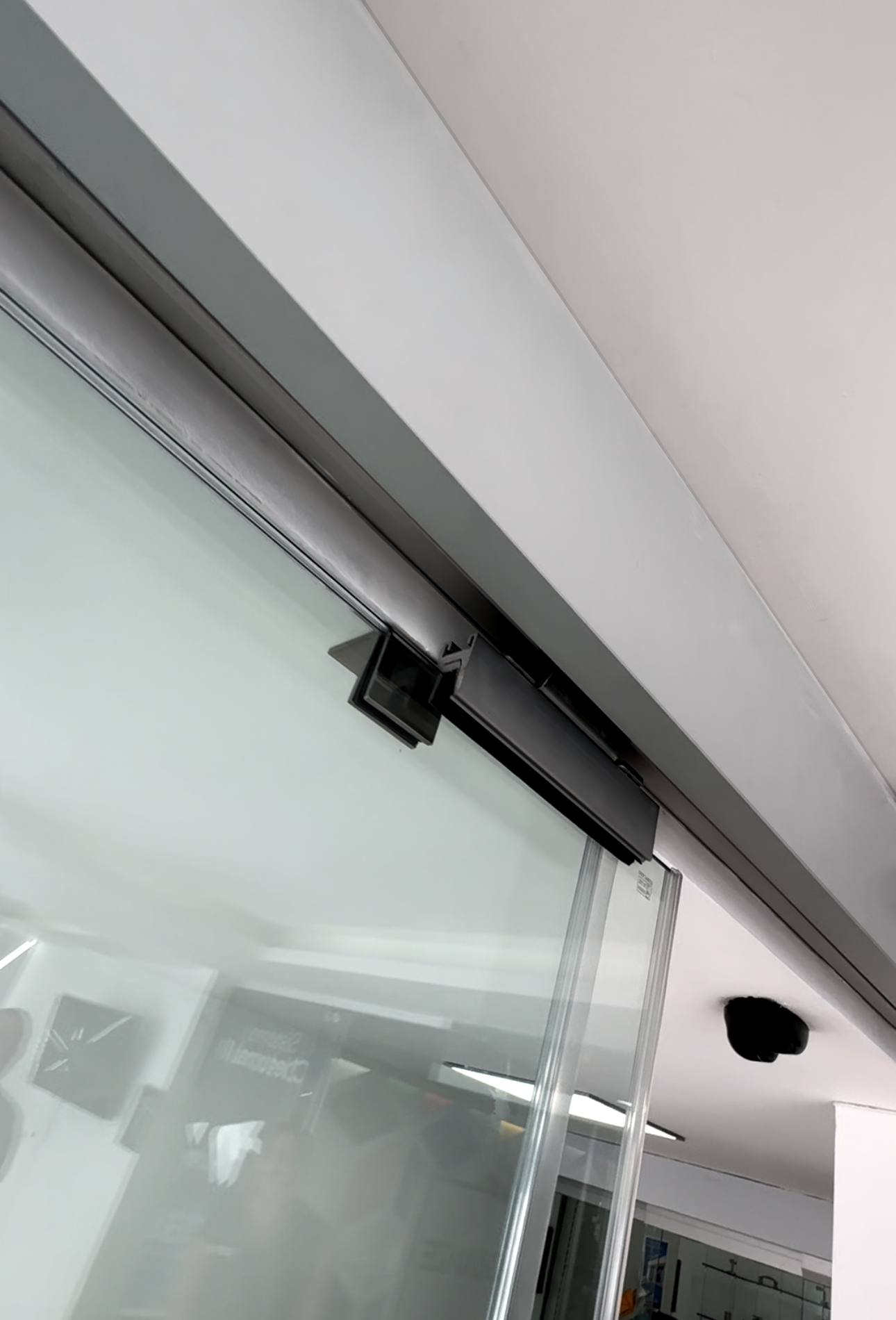 Sistema Automático para Puertas de Cristal Templado – Ryobi (Contáctanos para más Información)