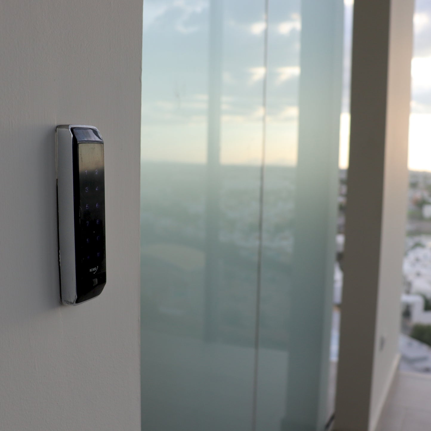 Sistema Automático para Puertas de Cristal Templado – Ryobi (Contáctanos para más Información)