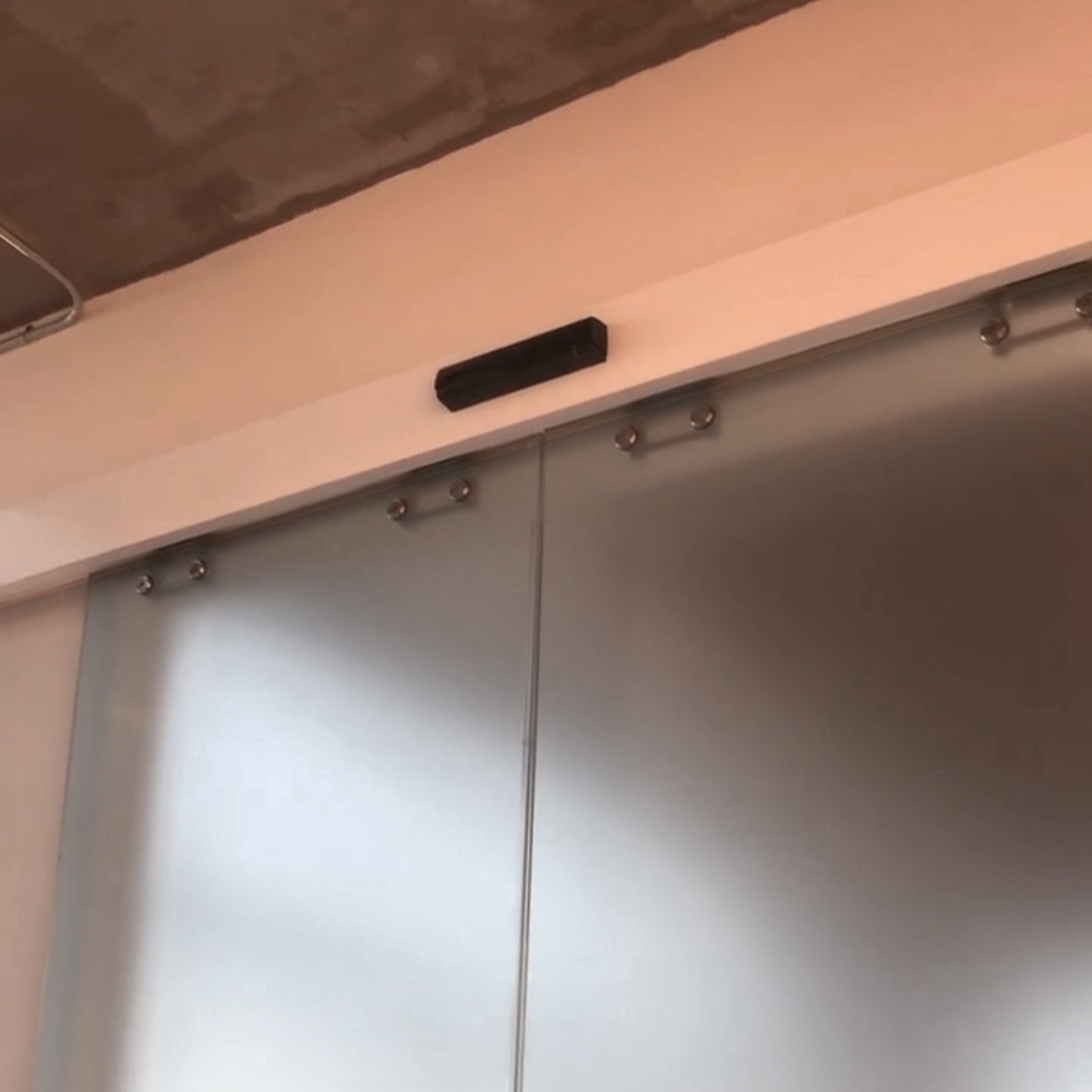 Sistema Automático para Puertas de Cristal Templado – Ryobi (Contáctanos para más Información)
