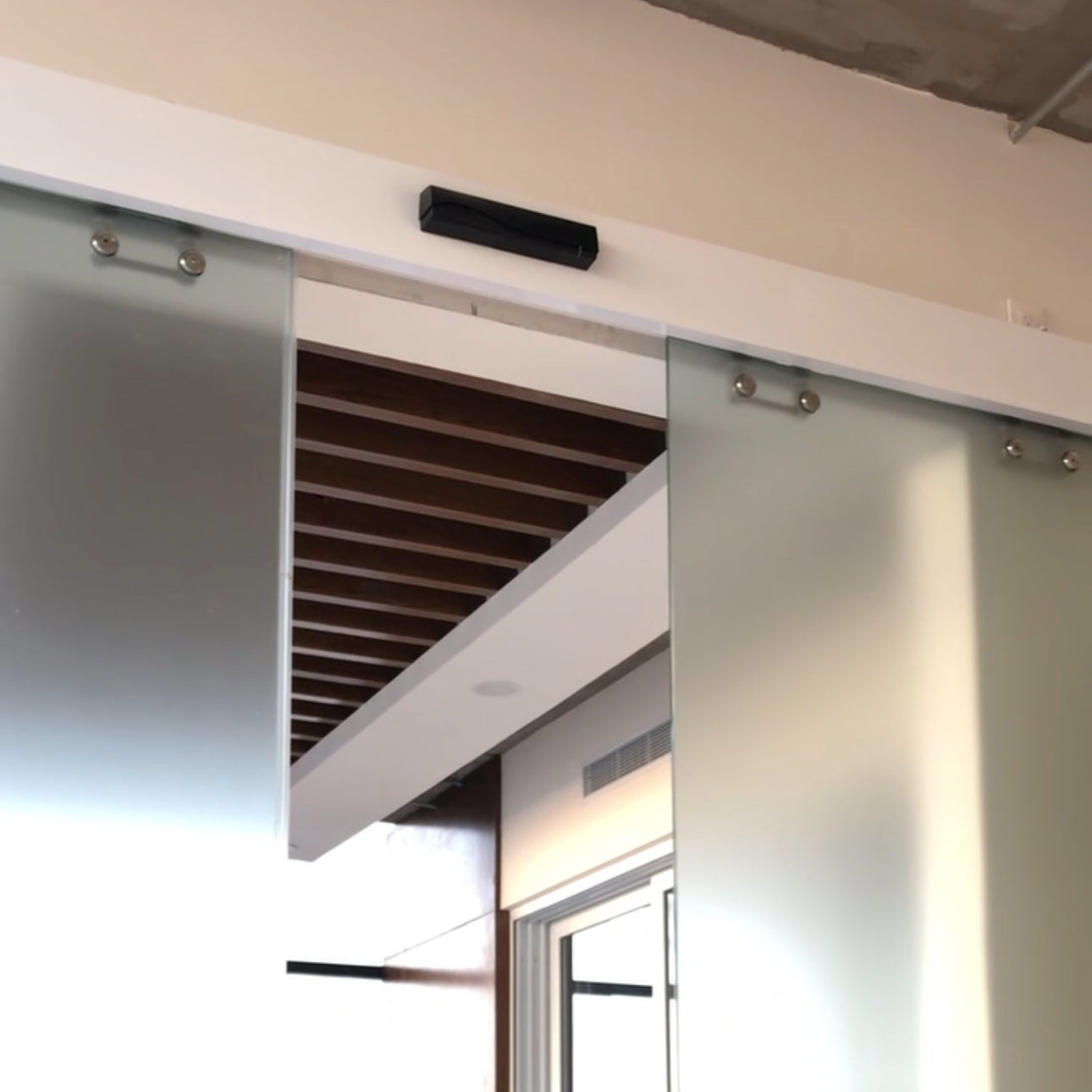 Sistema Automático para Puertas de Cristal Templado – Ryobi (Contáctanos para más Información)