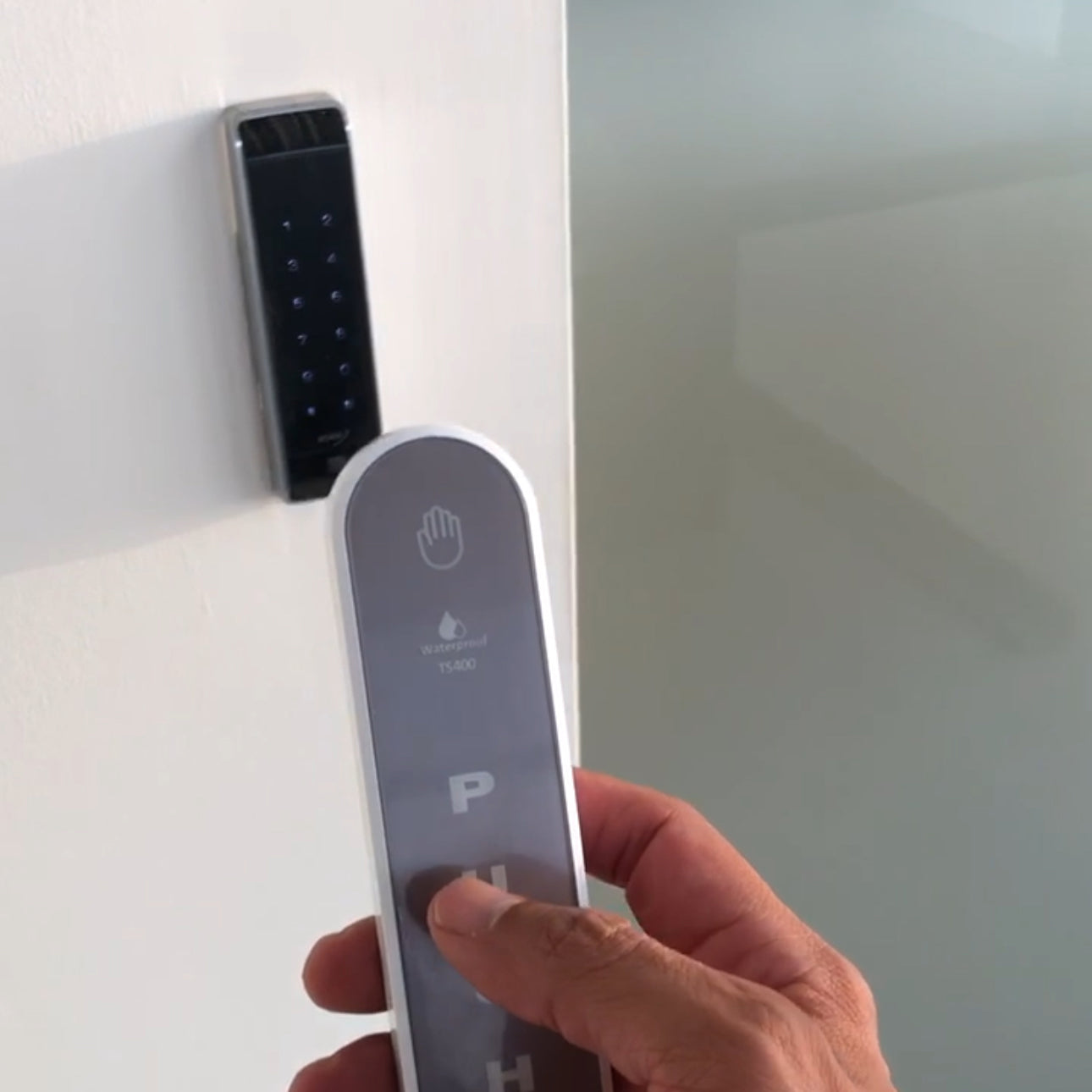 Sistema Automático para Puertas de Cristal Templado – Ryobi (Contáctanos para más Información)