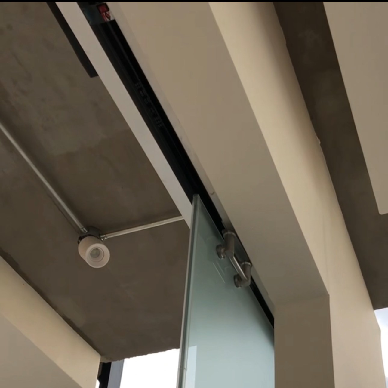 Sistema Automático para Puertas de Cristal Templado – Ryobi (Contáctanos para más Información)