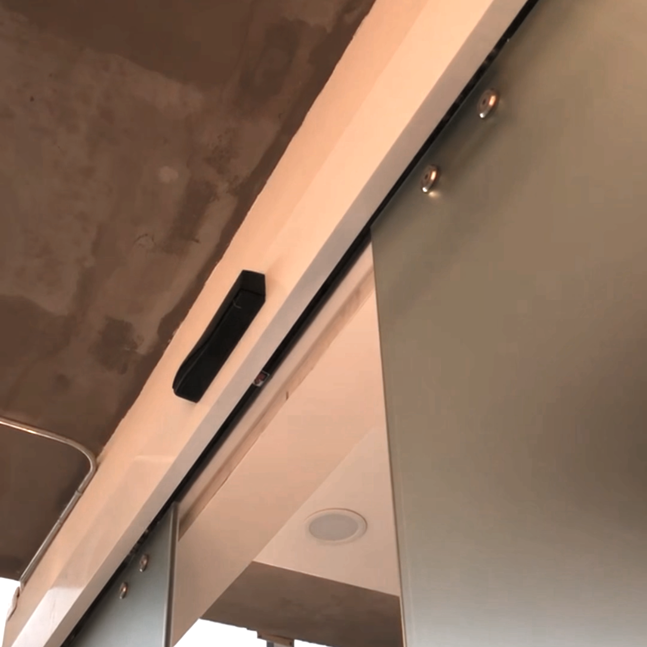 Sistema Automático para Puertas de Cristal Templado – Ryobi (Contáctanos para más Información)