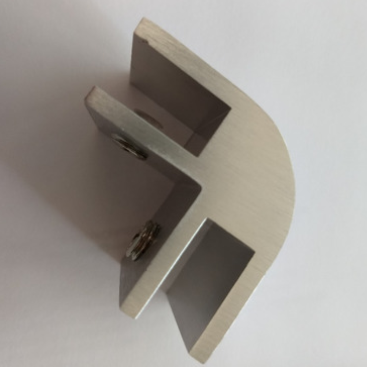 Conector Tipo L vidrio-vidrio templado de 10mm herralum
