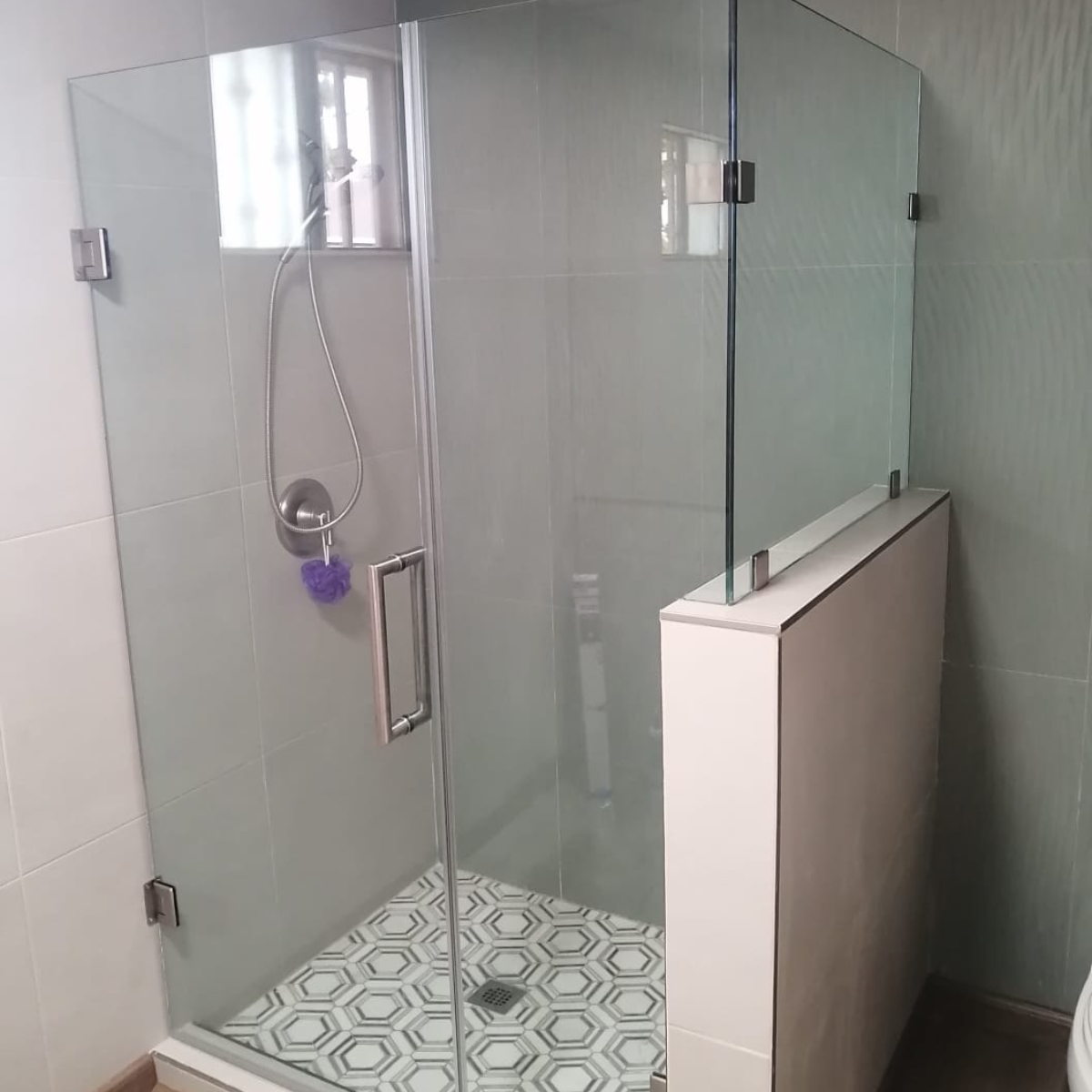 Jaladera Playa tiburon para puerta de cristal tipo escuadra 1" herralum