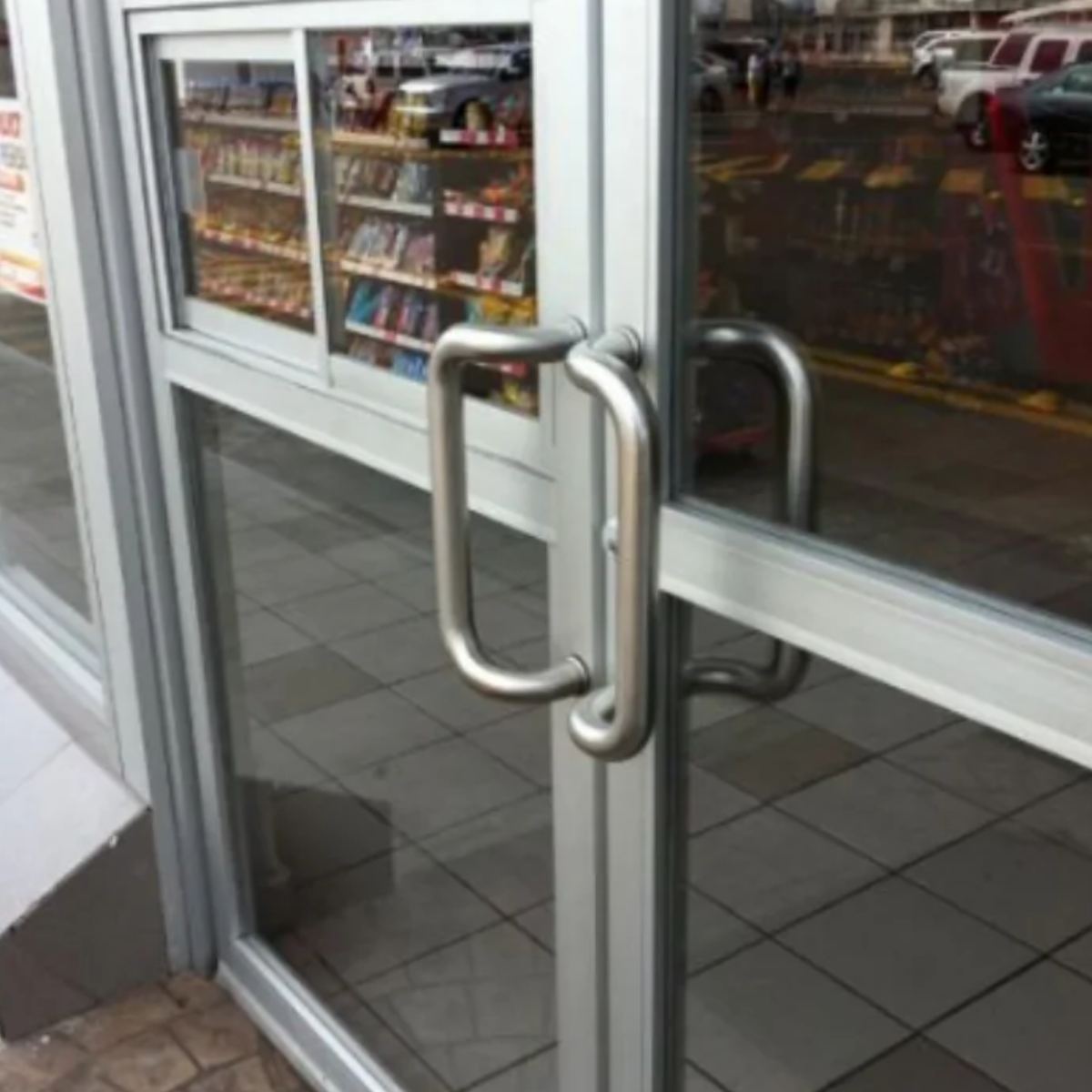 Jaladera interior y exterior para puerta principal Tipo Oxxo 1 1/4" HERRALUM 2246035SA